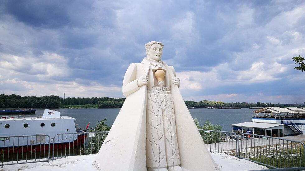 Снимка на деня: Пясъчната статуя на Никола Тесла в Русе