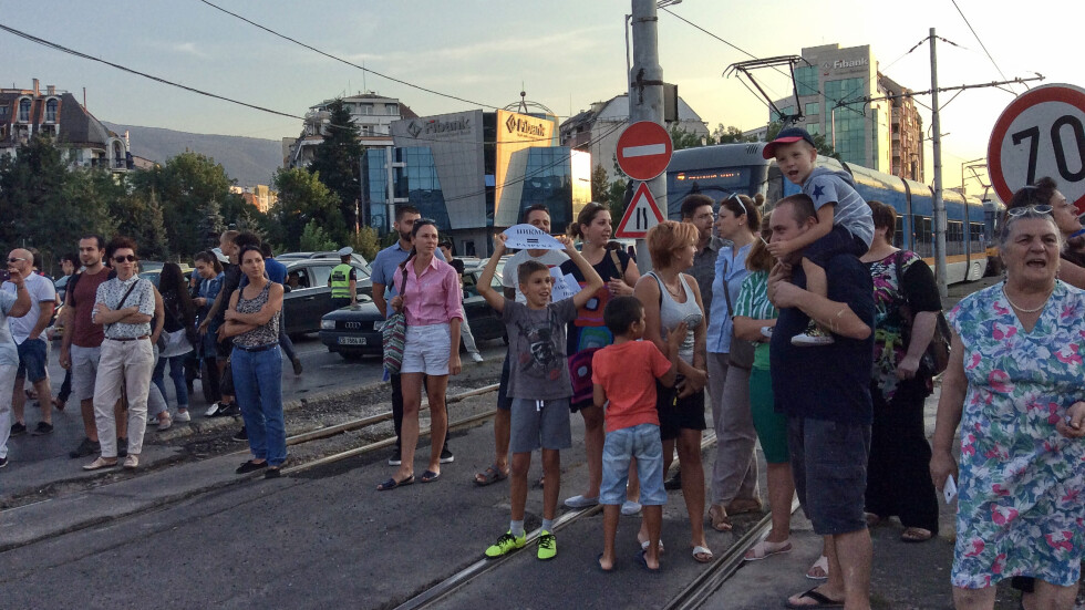 Граждани блокираха бул."България" заради проект за небостъргач