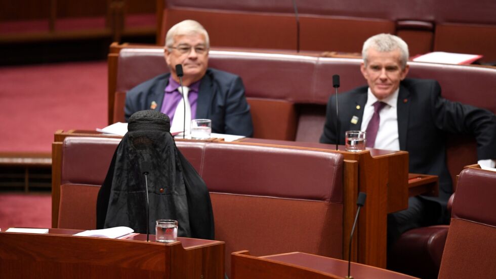 Австралийска сенаторка се появи с бурка в парламента