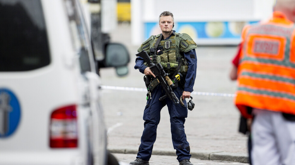 Мъж намушка с нож няколко души във Финландия, двама са убити 