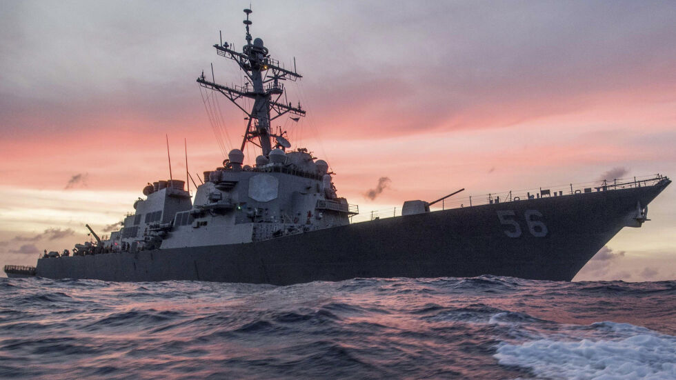 Американски военен кораб се сблъска с танкер край Сингапур, има ранени и изчезнали