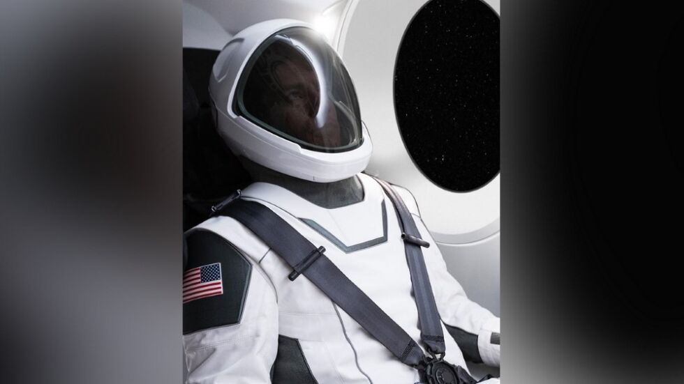 Илон Мъск показа космическия костюм на „Спейс екс”