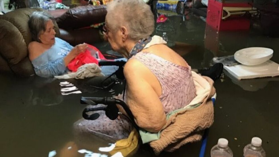 15 души бяха спасени от наводнен старчески дом в Тексас след пост в социалните мрежи