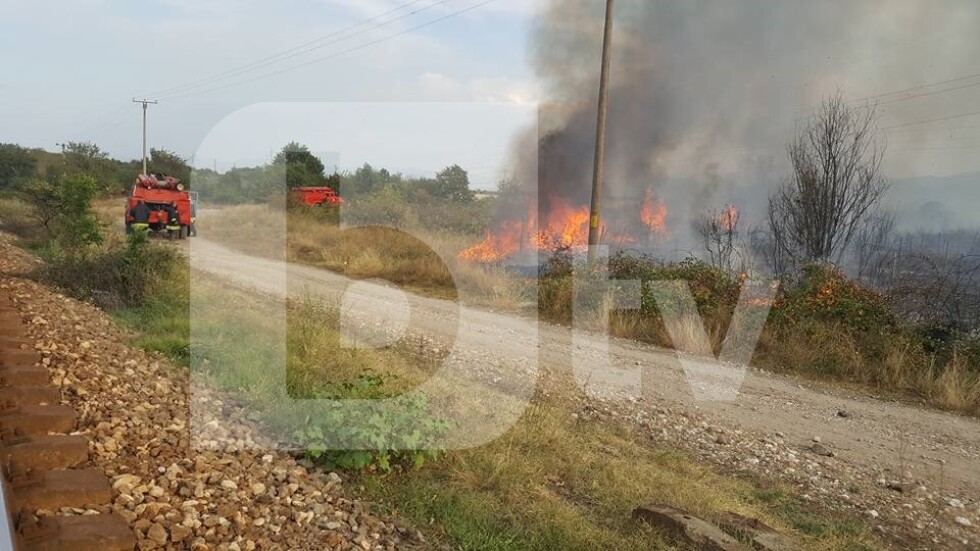 Голям пожар край полигона на ВМЗ в Сопот