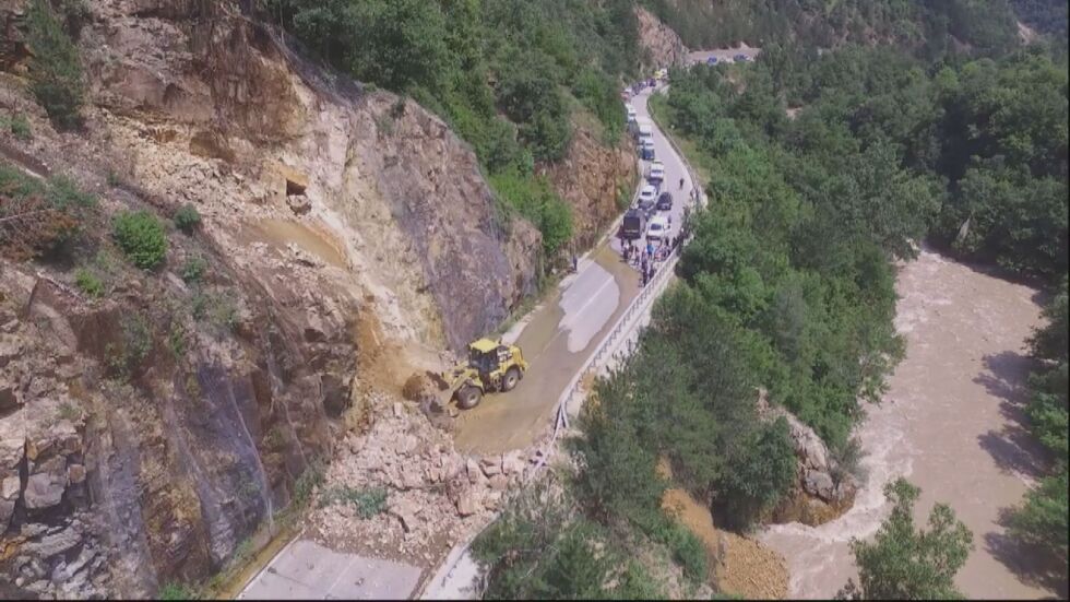 Свлачища затвориха редица пътища в Смолянско, частично бедствено положение в Пловдивско (ОБЗОР)
