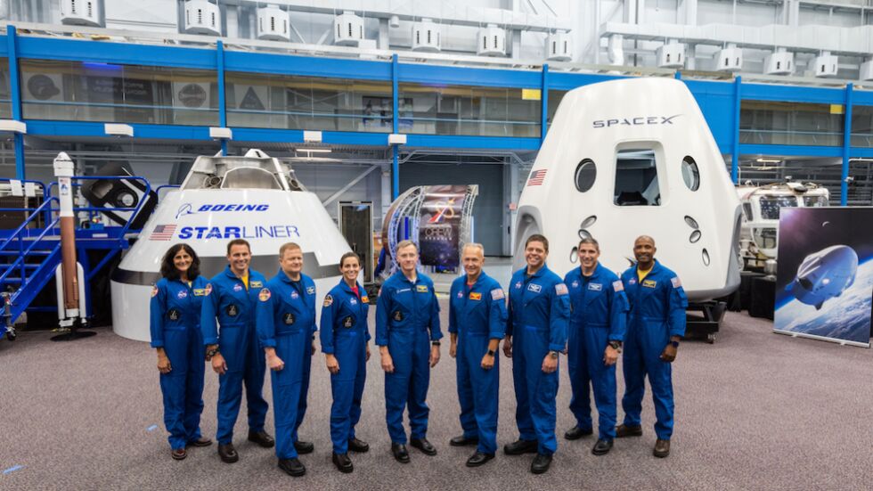 НАСА избра астронавтите, които ще летят с корабите на "Боинг" и "Спейс Екс"
