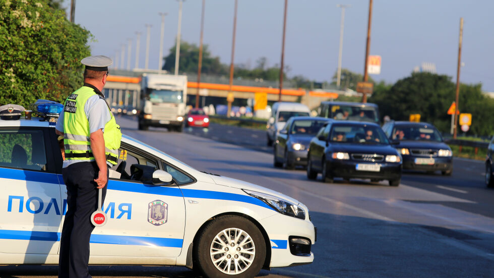 При полицейска проверка: Шофьор с 20 акта „хвърли” 50 лв. подкуп в патрулка