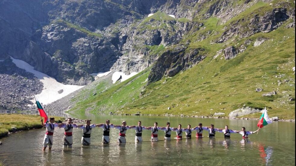 Екоминистерството налага глоби за хорото в едно от Седемте рилски езера