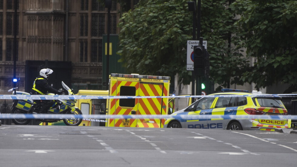 Кола опита да пробие загражденията около британския парламент