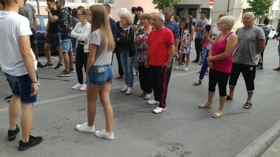 Близки на блъснатите от кола младежи  в Петрич блокираха улици в града 