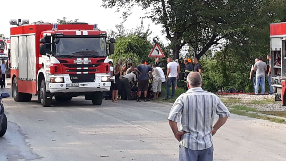 Пожарникар загина при пътен инцидент край Куклен (СНИМКИ)
