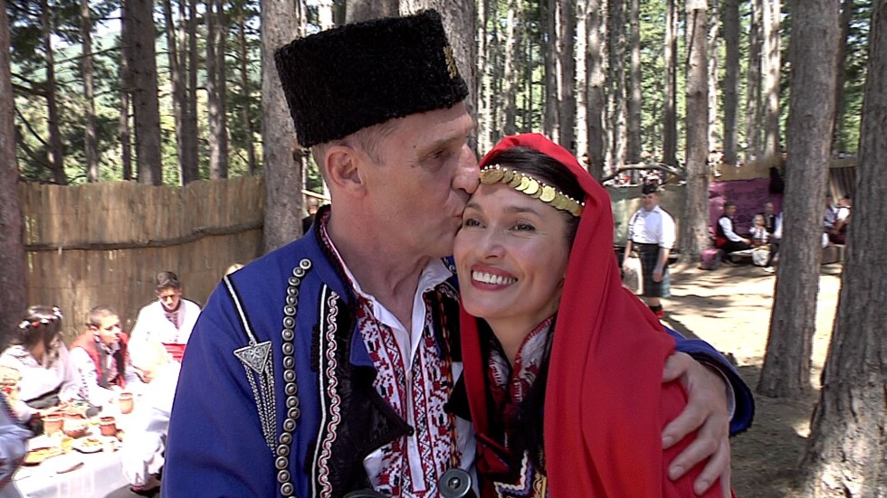 С носия и по българска традиция: Бен Крос каза „Да” на избраницата си в Жеравна 