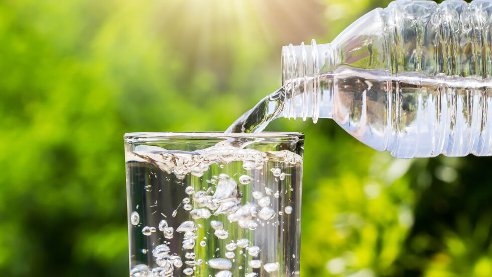 Какво се крие под капачката на тези 20 бутилирани води?