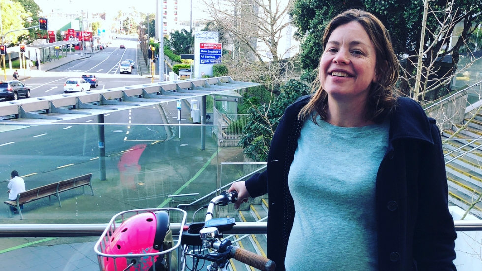 Джули Ан Джентър – министърката, която отиде да ражда с колело