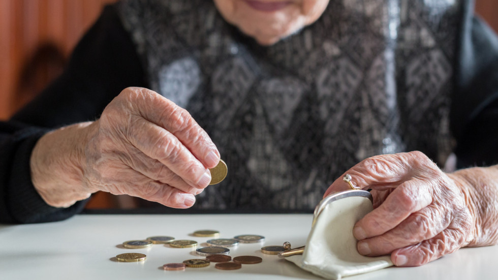 Увеличават социалната пенсия за старост