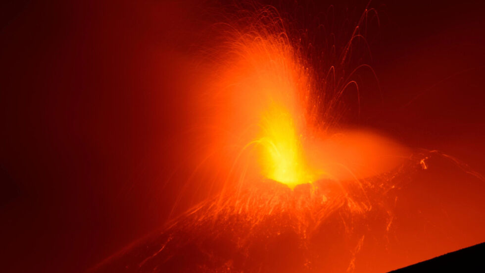 Вулканът Етна изхвърля лава на 150 м височина