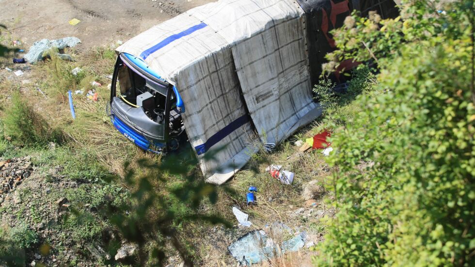 Шофьорът на катастрофиралия автобус край Своге искал да се хвърли в реката