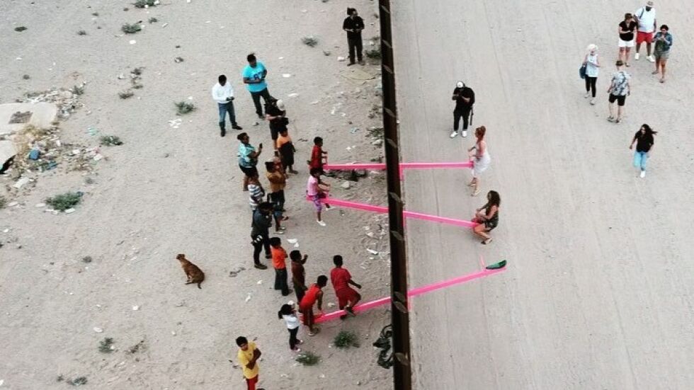 Премахнаха люлките на оградата между САЩ и Мексико