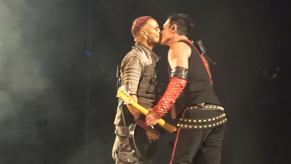 Китаристи на групата „Рамщайн" се целунаха на сцената в знак на протест