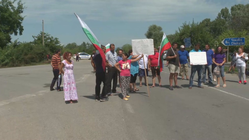 Втори ден блокада на пътя край сливенското село Крушаре