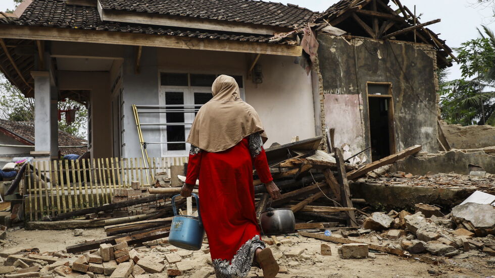 Четирима души са загинали след силно земетресение в Индонезия 