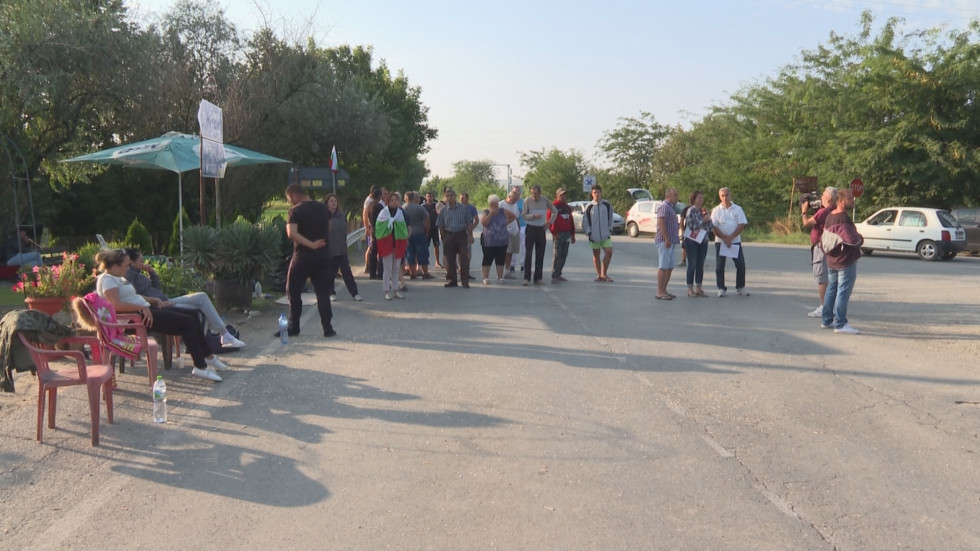 Четвърто денонощие продължава блокадата на пътя Ямбол – Сливен