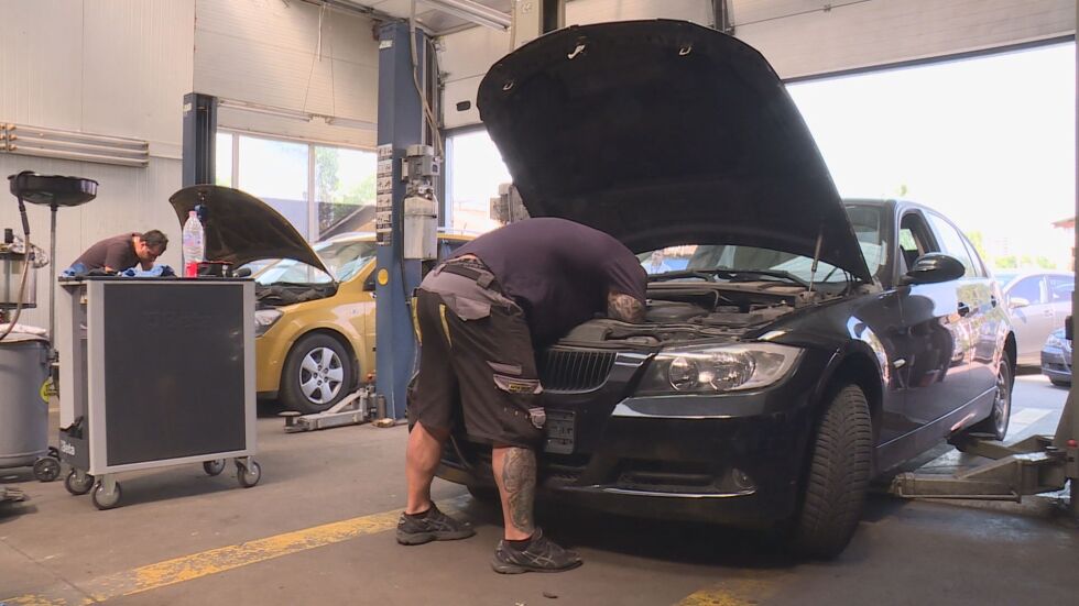 Готвят се глоби за собствениците на автомобили, които ремонтират колите си сами
