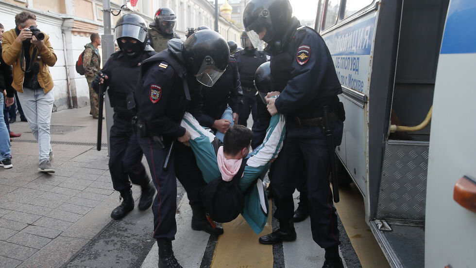 Над 250 задържани на опозиционните протести в Русия в събота (СНИМКИ И ВИДЕО)