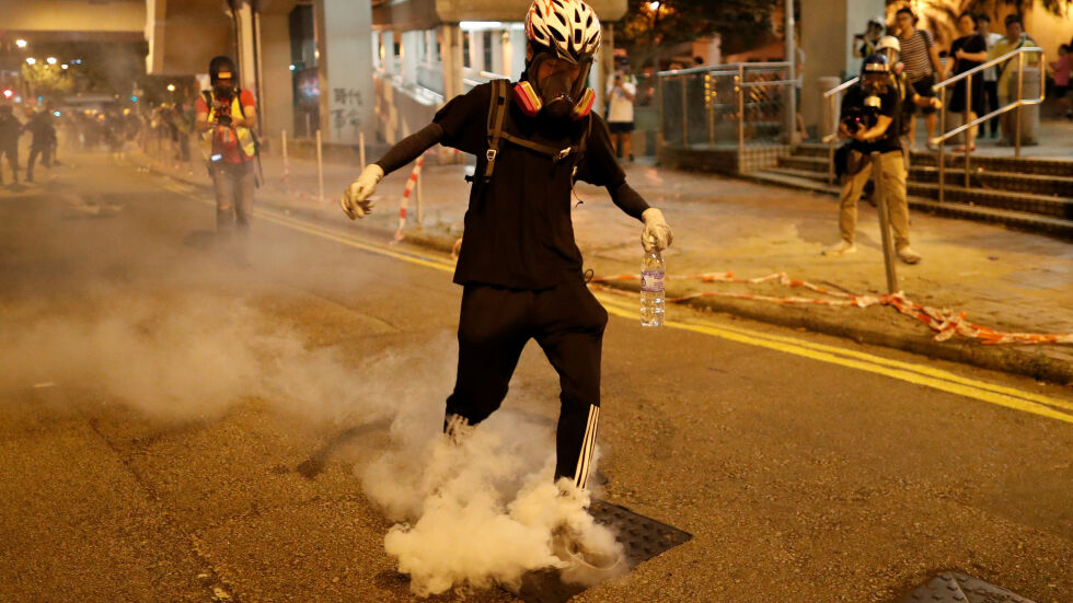Демонстранти отново влязох в сблъсък с полицията в Хонконг 
