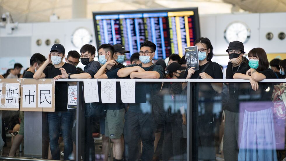 Отмениха всички полети на международното летище в Хонконг заради протестите 