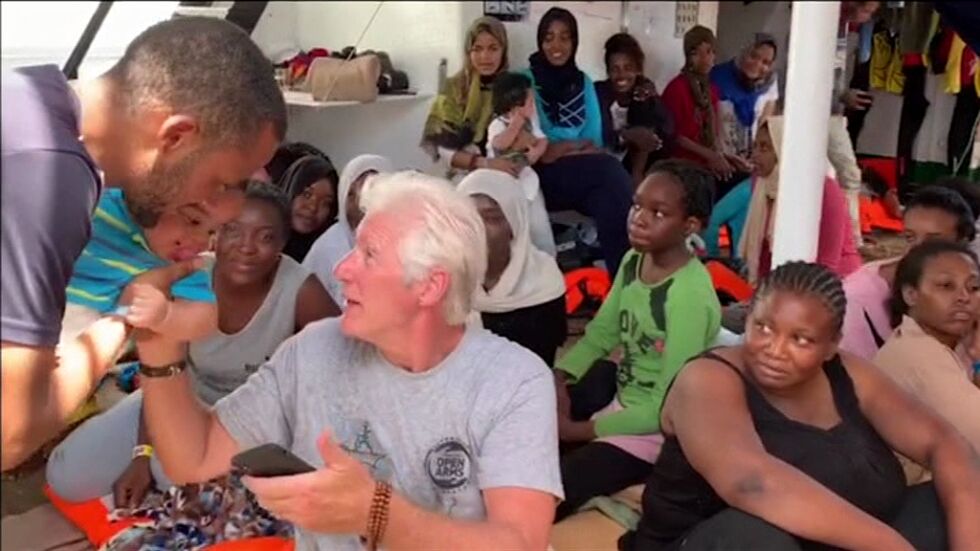 Ричард Гиър помага на бедстващи мигранти край Италия, вицепремиерът Салвини го подкани да си ги вземе у дома