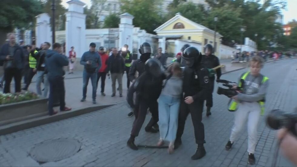 На протеста в Москва: Тежковъоръжен полицай удря млада жена в корема (ВИДЕО)