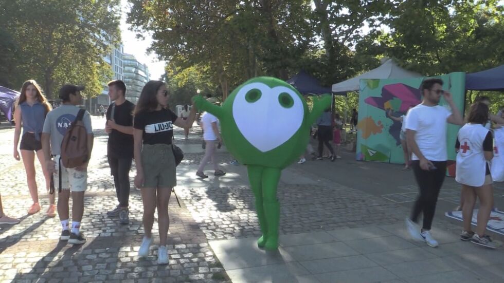 "Да изчистим България заедно": Талисманът Зеленко на гости на младежите в Бургас
