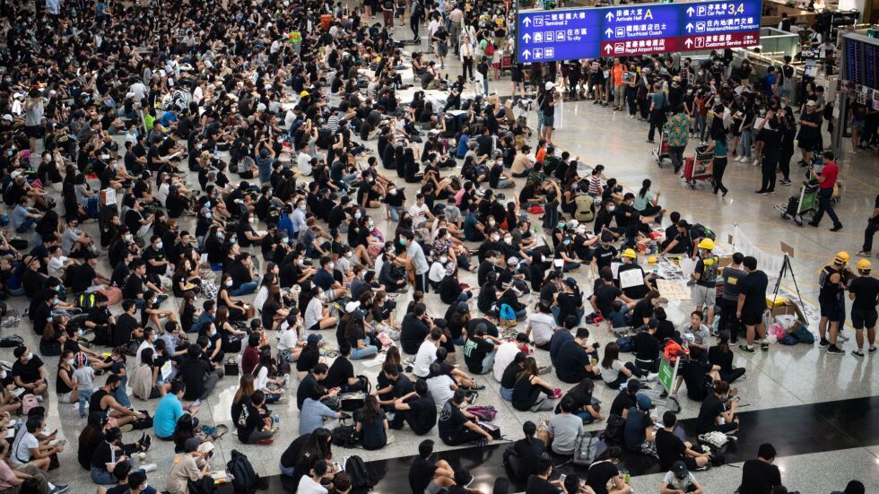 Летището на Хонконг отмени всички заминаващи полети 