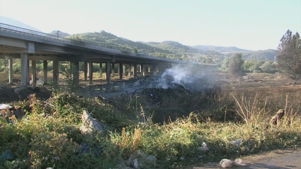 Пожарът на АМ "Струма": АПИ със сигнал в прокуратурата срещу собственика на сметището