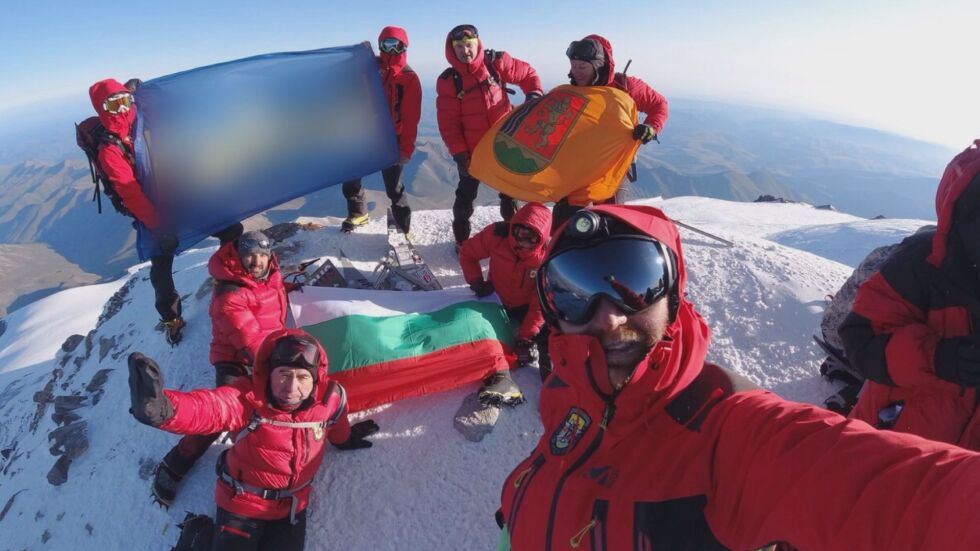 Български планински спасители изкачиха Елбрус в Кавказ и Ленин в Памир