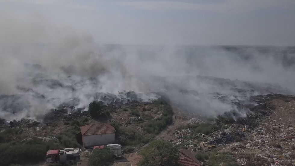 Над 20 часа борба с огъня на сметището в Свищов, пожарът е локализиран