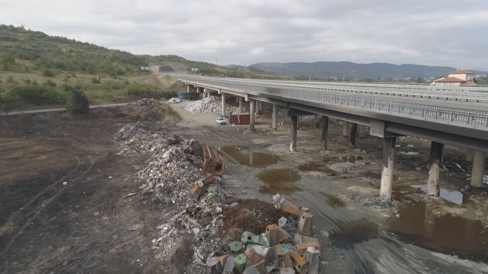 10-километров участък от АМ „Струма” остава затворен след пожара