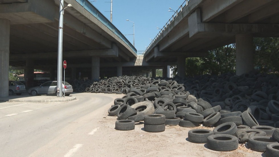 След репортаж на bTV: Проверяват планината от гуми под Аспаруховия мост
