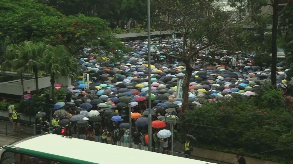 С митинг и шествие на учители в Хонконг започна пореден ден на протести