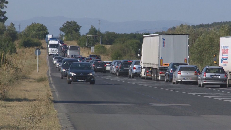 Километрични задръствания на магистрала „Тракия” и край Дупница