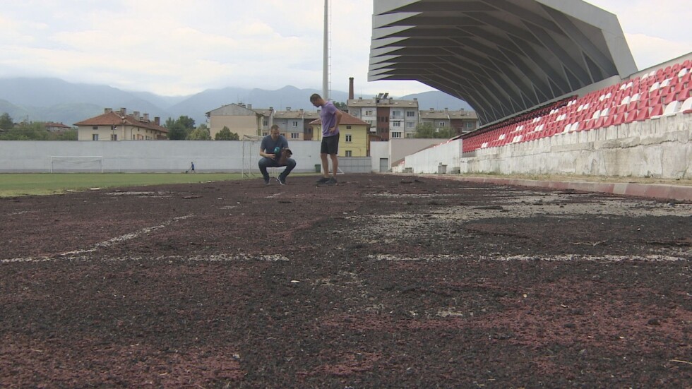 След ремонт за милиони: Градският стадион на Костенец се разпада 