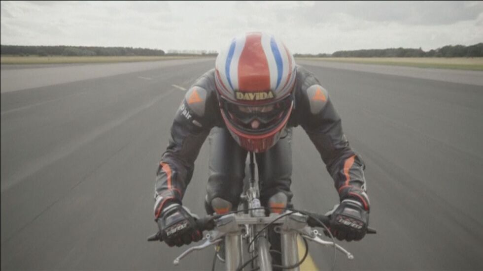 Британец постави рекорд на Гинес за най-висока скорост с велосипед (ВИДЕО)