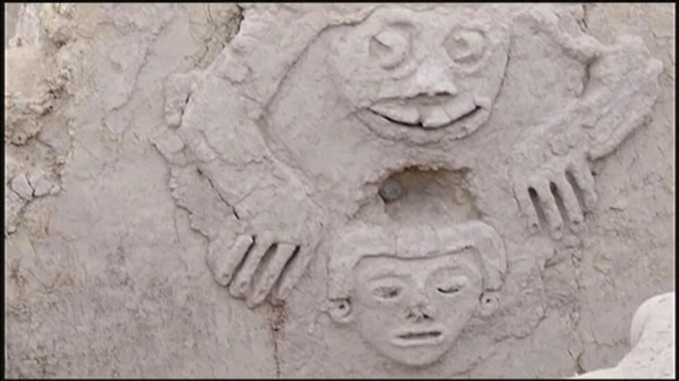 Археолози откриха древен стенопис в Перу