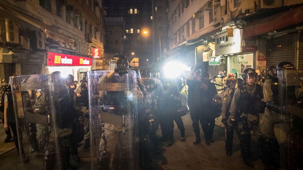 Полицията в Хонконг арестува около 30 души след масови безредици при протести 