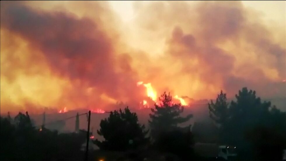 Горски пожар пламна на гръцкия о. Самос, пет хотела са евакуирани (ВИДЕО)