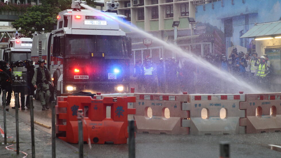 Полицията използва водно оръдие срещу демонстранти в Хонконг