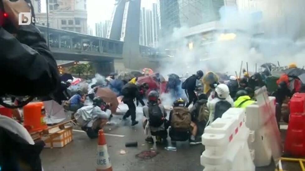 Полицаите в Хонконг за първи път използваха огнестрелно оръжие – за предупреждение 