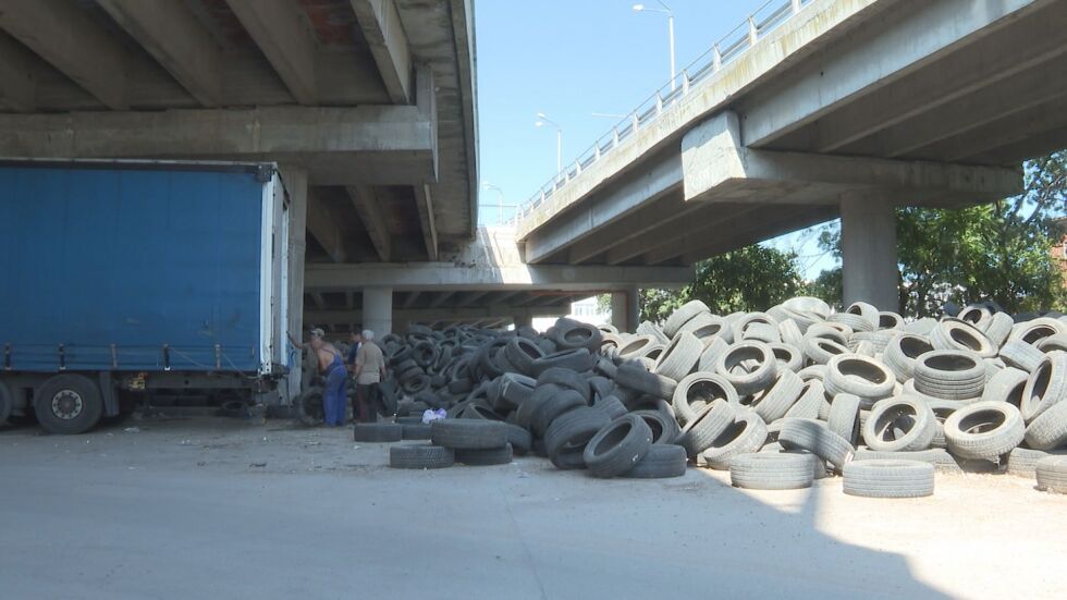 Реакция след репортаж на bTV: Разчистват планината от гуми под Аспаруховия мост