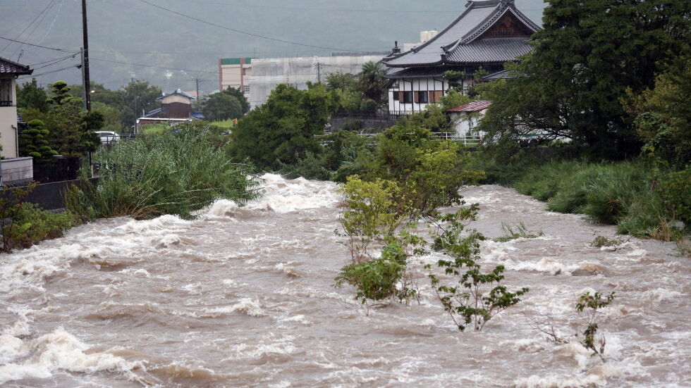 Две жертви на дъждовете в Япония, препоръчват евакуацията на 850 000 души